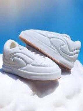 Sia Collective. Supa Cloud White Sneaker. Box & additional laces. Size 9.